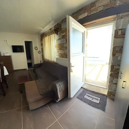 πετρινη κατοικια * Vári