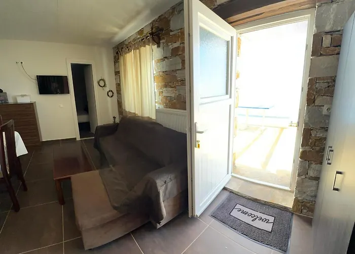 πετρινη κατοικια * Vári